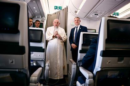 El Papa junto al portavoz del Vaticano, Matteo Bruni, mientras viaja a bordo del avión que le ha trasladado de Roma a Kinsasa. 