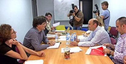 Los candidatos de Guanyar Alacant y el PSPV-PSOE, Miguel &Aacute;ngel Pav&oacute;n y Gabriel Ech&aacute;varri