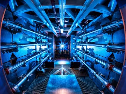 Imagen del interior de la instalación en la que se activan los láseres para la fusión, en el Laboratorio Nacional Lawrence Livermore.