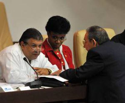 En la imagen, el presidente de Cuba, Raúl Castro (d), conversa con el ministro de Economía, Marino Murillo (i), durante la última sesión del año de la Asamblea Nacional de Cuba. EFE/Archivo