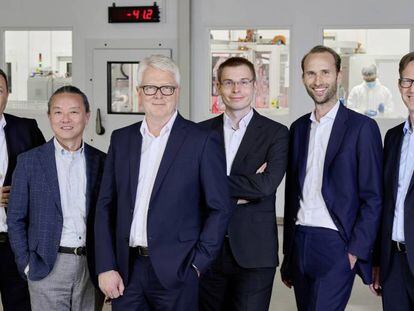 El CEO de la empresa de baterías del grupo Volkswagen, Frank Blome (tercero por la izquierda), junto al equipo directivo de la nueva compañía.