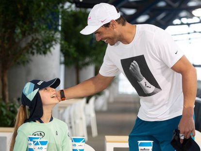 Nadal y la recogepelotas, el día después del pelotazo.