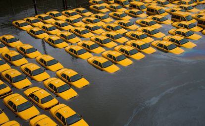 Un aparcamiento de taxis en Hoboken, Nueva Jersey, inundado tras el paso de Sandy, en 2012.