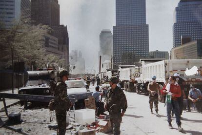 Militares y equipos de emergencia en la zona cero al día siguiente de la caída de las torres.
