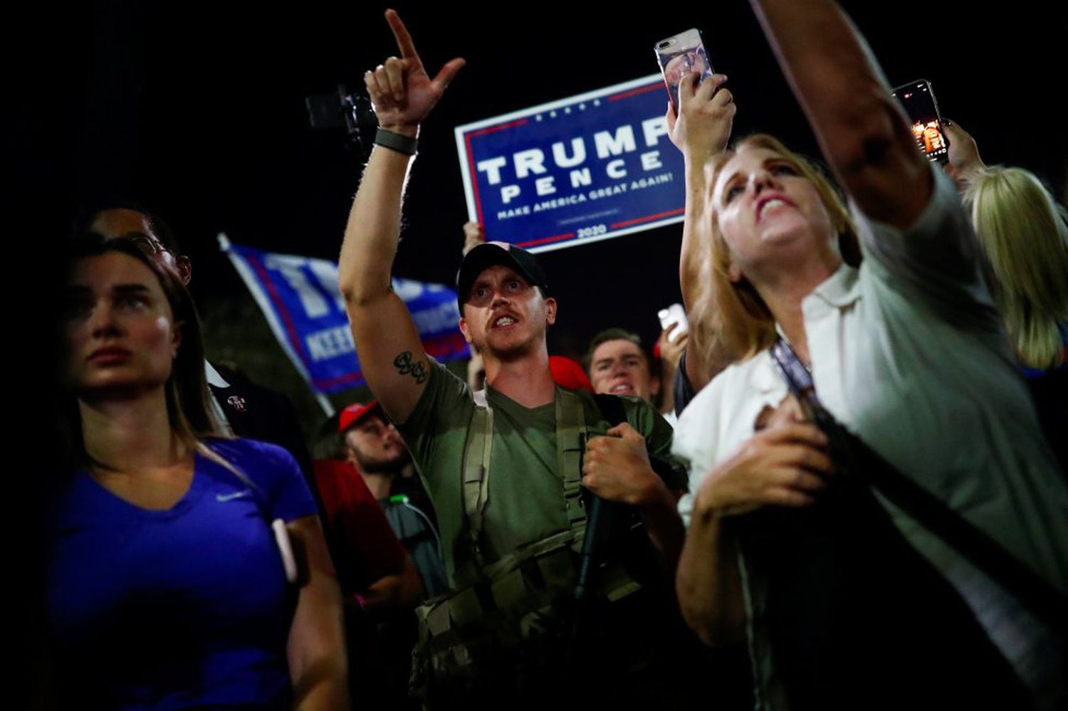 Seguidores de Trump, algunos de ellos con armas de fuego, protestan frente al centro de escrutinio electoral de Maricopa, en Phoenix, Arizona. 