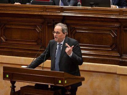 El president de la Generalitat, Quim Torra, interviene desde el atril durante un Pleno del Parlament de Catalunya, en Barcelona (España), a 27 de enero de 2020.
 