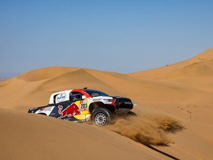Nasser Al-Attiyah, con su Toyota, durante la etapa 1A del Rally Dakar.