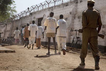 Ocho condenados a muerte, entre los que está Alphonse Kenyi, regresan a sus celdas tras registrarse para votar en el referéndum por la independencia de Sudán del Sur en noviembre de 2010.