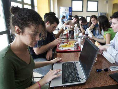 Estudiantes utilizan el ordenador portátil.