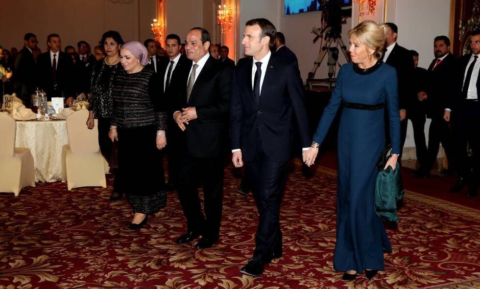 Emmanuel y Brigitte Macron, en una cena de gala ofrecida por el presidente egipcio, Abdel Fattah al-Sissi y su mujer, la primera dama, Entissar Amer, el 28 de enero en El Cairo.