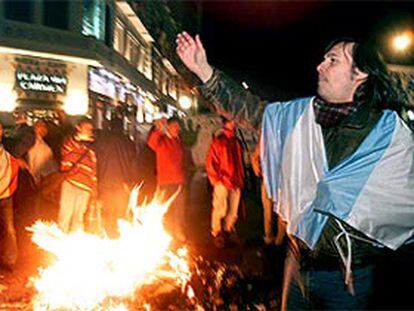 Ciudadanos de Buenos Aires protestan en la calle contra el Senado argentino.