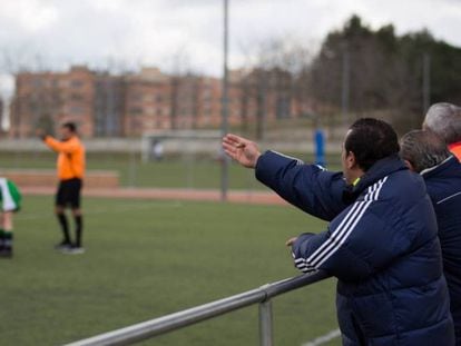 Un grupo de padres protesta al árbitro en un partido de categoría infantil en Madrid.