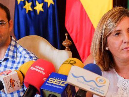 V&iacute;ctor Mora e Irene Garc&iacute;a, en el Ayuntamiento de Sanl&uacute;car.