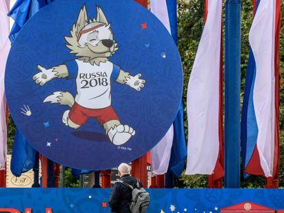 Un hombre mira a "Zabivaka", la mascota del Mundial de Rusia, en Moscú.