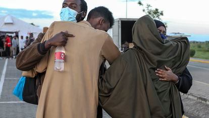 Refugiados de la guerra de Sudán llegan al aeropuerto de Nairobi, en Kenia, este jueves.