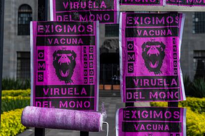 Durante la protesta de este martes, activistas pegan panfletos exigiendo vacunas contra la viruela mono.
