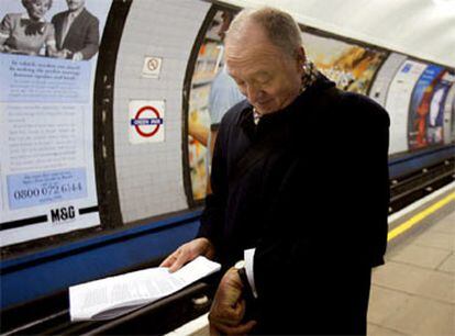 El alcalde de Londres, Ken Livingstone, esta mañana en el metro.