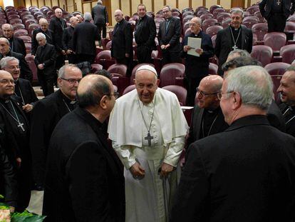 El papa Francisco junto a los obispos de la Conferencia Episcopal Española, este martes en el Vaticano.