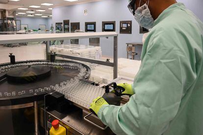 Un técnico de laboratorio maneja viales de la vacuna de la covid de la compañía Astrazeneca, en su fábrica cerca de Roma, el 11 de septiembre.