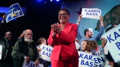 Karen Bass se dirigió a sus votantes el pasado 8 de noviembre en Los Ángeles. El desenlace de las elecciones tardó más de una semana en llegar.