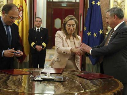 El presidente del Senado, Pío García Escudero, la presidenta del Congreso, Ana Pastor, y el presidente RTVE, José Antonio Sánchez firman el convenio de colaboración.