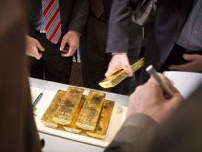 Imagen de archivo fechada el pasado 16 de enero de 2013 que muestra a varios empleados del Bundesbank comprobando unos lingotes de oro.