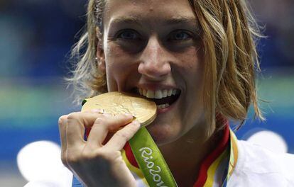 Mireia Belmonte con la medalla de oro.
