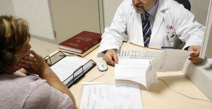 Una pacient en la consulta del metge en una imatge d'arxiu.