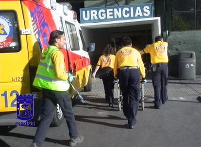Facultativos del Samur ingresan a uno de los heridos en el hospital Clínico de Madrid.