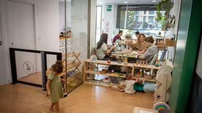 Vista del interior de La Tribu Kids & Coffee desde el área infantil.