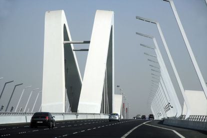 Grandes arcos de acero sobresalen de manera asimétrica por encima de la estructura de cemento del puente de Sheikh Zayed. Los arcos centrales alcanzan una altura de 60 metros por encima del nival del agua.