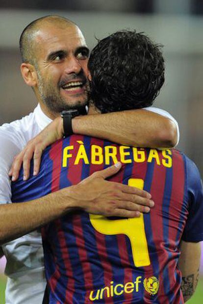 Guardiola abraza a Cesc, tras ganar la Supercopa de España en 2011.