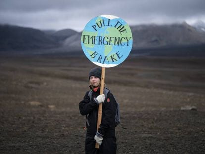 Un niña sostiene una pancarta alertando de la emergencia climática durante una ceremonia en el área que un día ocupó el glaciar Okjokull, en Islandia el 18 de agosto. Este ha sido el primero del país en desaparecer.