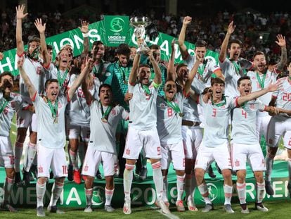 Abel Ruiz levanta el trofeo de campeón de Europa sub-19.