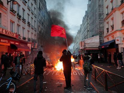 Miembros de la comunidad kurda en una barricada en París, cerca de la zona donde un hombre de 69 años ha asesinado a tiros a tres kurdos.