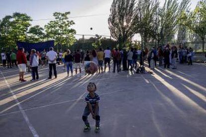 Nicolás (5 años), que acude a las tardes de ecuavoley todos los fines de semana con sus padres y tíos, juega con un balón en las pistas del Parque de la Cuña Verde de Latina, en el barrio Lucero.