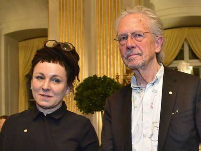 La escritora polaca Olga Tokarczuk y el autor austriaco Peter Handke, en Estocolmo tras pronunciar sus discursos por el Premio Nobel de Literatura.