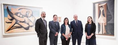 El director del área de cultura de la Fundación Bancaria La Caixa, Ignasi Miró; el comisario Joachim Pissarro; la directora general adjunta de la fundación, Elisa Durán; el nieto de Pablo y Olga Picasso, Bernard Ruiz-Picasso, y la comisaria Emilia Philippot.