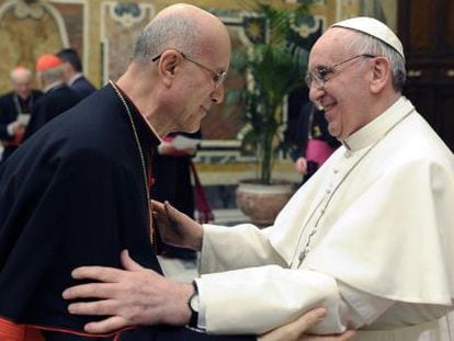 El nuevo Papa saluda al secretario de Estado del Vaticano, Tarcisio Bertone, el pasado 15 de marzo
