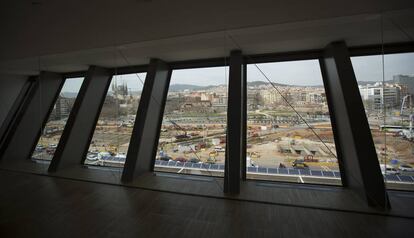 Vista de les obres de la plaça dels Glòries des del Museu del Disseny.