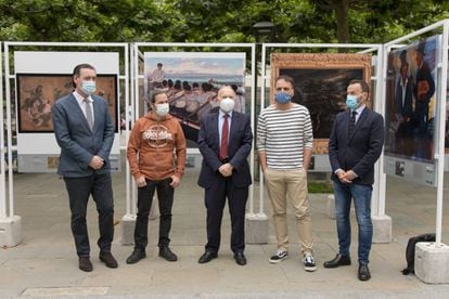 Su director, Miguel Zugaza (primero por la izquierda), presentó ayer el programa La Ruta del Arte BBK Artearen Ibilbidea II, con una propuesta sobre la colección permanente inspirada en la exposición ABC. El Alfabeto del Museo de Bilbao.