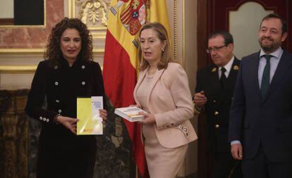 La ministra de Hacienda, María Jesús Montero, hace entrega a la presidenta del Congreso, Ana Pastor, del proyecto de Presupuestos.