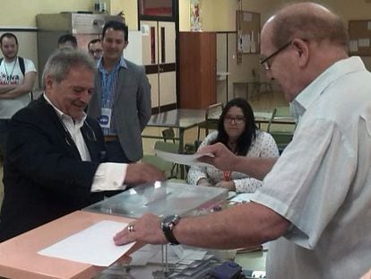 Alfonso Rus, suspendido por el PP, en el momento de votar en X&agrave;tiva.
