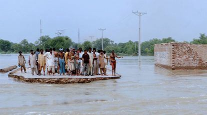 Supervivientes de las inundaciones esperan a ser rescatados en una zona de Khangarh, en la región del Punjab.
