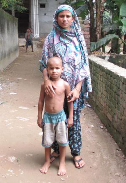 Fahima, de 20 años, sobrevivivó pero perdió a su marido. En la imagen, con su hijo de cinco años.