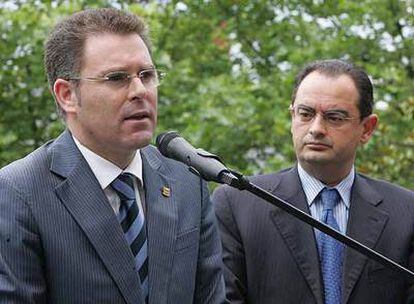Imanol Landa, alcalde de Getxo (a la izquierda), y Javier Balza, consejero vasco de Interior.