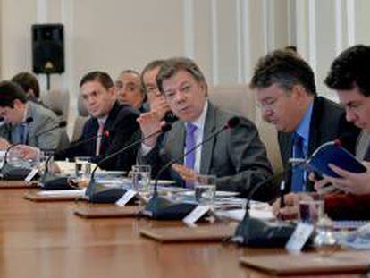 Fotografía cedida por la Presidencia de Colombia del mandatario Juan Manuel Santos (3-d) durante una sesión del consejo de ministros en Bogotá (Colombia). EFE/Archivo