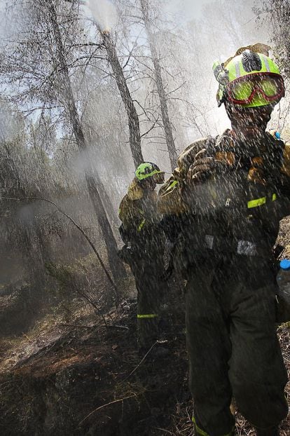 Brigadistas trabajan el lunes en las labores de extinción en Macastre.