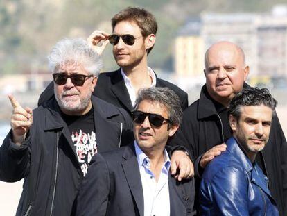 De izquierda a derecha, el productor Pedro Almodovar, el director Dami&aacute;n Szifr&oacute;n, el actor Ricardo Dar&iacute;n (sentado), el productor Agust&iacute;n Almod&oacute;var y el tambi&eacute;n actor Leonardo Sbaraglia (sentado).