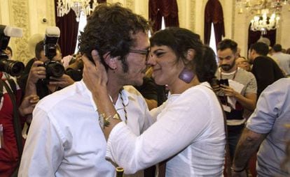 El nuevo alcalde de Cádiz, José María González, 'Kichi', recibe la felicitación de su pareja, la secretaria general de Podemos Andalucía, Teresa Rodríguez, tras ser investido alcalde.